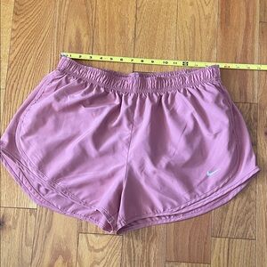 Nike Women's Athletic Shorts in Light Pink blush Sz xl